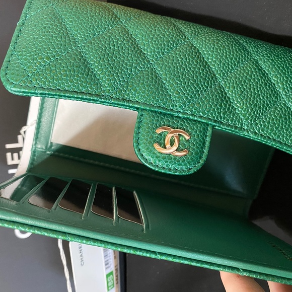 RARE Stunning Chanel 18s Caviar green large wallet - Picture 4 of 9